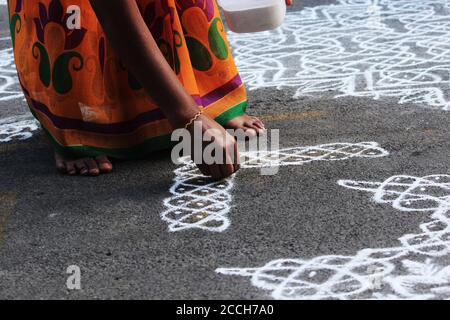 Südindische Frau Zeichnung kolam und rangoli in Mylapore Kolam Wettbewerb, Chennai Stockfoto