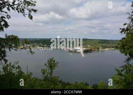 Große Yacht verlässt Hafen in Gore Bay, MANITOULIN Island Stockfoto