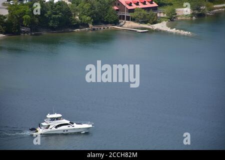 Große Yacht verlässt Hafen in Gore Bay, MANITOULIN Island Stockfoto