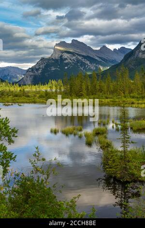 Mount Rundle und die Vermilion Lakes im Banff National Park, Alberta, Kanada. Stockfoto