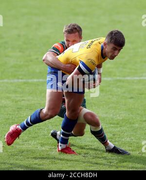 Leicester Tigers Johnny McPhillips tackelt Bath Rugby Cameron Redpath während der Gallagher Premiership Spiel in Welford Road, Leicester. Stockfoto