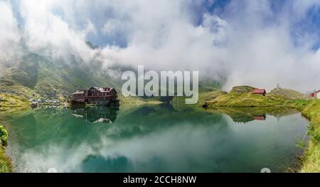 Landschaft mit Balea See und Chalet in Fagaras Gebirge, Rumänien Stockfoto