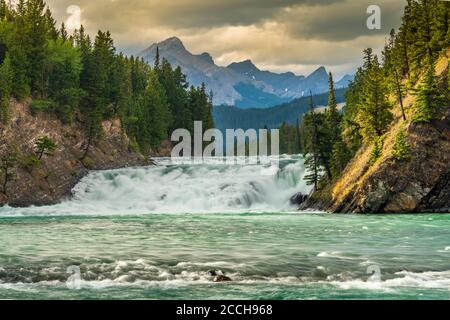 Die Bow River Falls bei Sonnenuntergang, Banff, Alberta, Kanada. Stockfoto