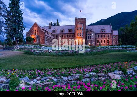 Das Verwaltungsgebäude von Parks Canada bei Nacht in Banff, Banff, Alberta, Kanada. Stockfoto