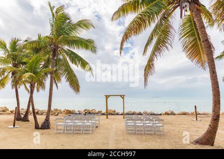 Hochzeit auf Strandstühlen und Altar Ort für Zeremonie Hintergrund Stockfoto