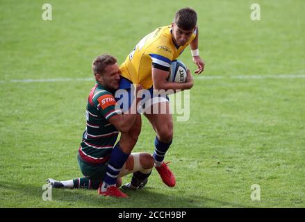 Leicester Tigers Johnny McPhillips tackelt Bath Rugby Cameron Redpath während der Gallagher Premiership Spiel in Welford Road, Leicester. Stockfoto