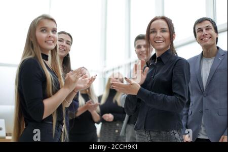 Junge Mitarbeiter applaudieren gemeinsam im Büro. Stockfoto