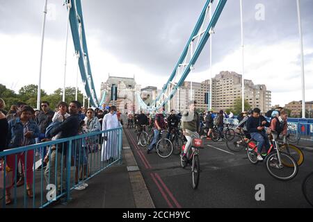 Menschen warten auf die Annäherung an die Tower Bridge in London, nachdem die Brücke offen blieb und Verkehrschaos verursachte. Stockfoto