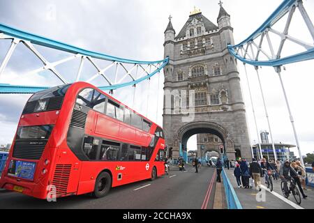 Verkehr und Fußgänger warten auf die Annäherung an die Tower Bridge in London, nachdem die Brücke offen blieb und Verkehrschaos verursachte. Stockfoto