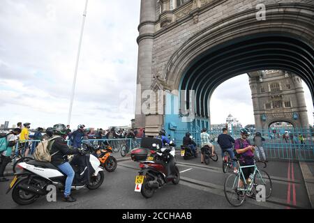 Verkehr und Fußgänger warten auf die Annäherung an die Tower Bridge in London, nachdem die Brücke offen blieb und Verkehrschaos verursachte. Stockfoto