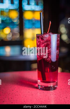 Ein lebhafter Craft Cocktail in einem collins Glas in gezeigt Eine farbenfrohe Bar- oder Restaurantumgebung Stockfoto