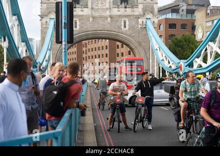 Verkehr und Fußgänger warten auf die Annäherung an die Tower Bridge in London, nachdem die Brücke offen blieb und Verkehrschaos verursachte. Stockfoto