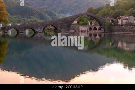Schöne Panorama-Sonnenuntergangsansicht von Ponte della Maddalena, Teufelsbrücke, Borgo a Mozzano, Lucca, Toskana, Italien Stockfoto