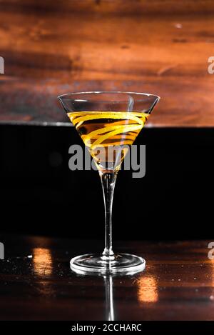 Ein Craft-Cocktail in einem martini-Glas mit Zitronenschale In einer eleganten Bar garnieren Stockfoto