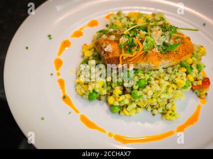 Ein Vorspeise aus frischem Fisch und Gemüse mit raffinierter Beschichtung In einem feinen Restaurant Stockfoto