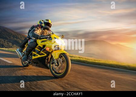 Motorradfahrer auf Sport Motorrad Reiten in alpiner Landschaft. Outdoor Fotografie, Europäische Berge. Reisen und Sport Fotografie. Geschwindigkeit und Freiheit c Stockfoto