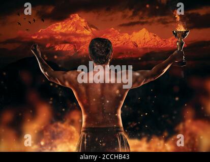 Muskulöser Mann hält brennende Trophäe Tasse, Blick auf hohen Berg Gipfel. Konzept von Erfolg, harter Arbeit und Eroberung des Ziels. Hochauflösendes Bild Stockfoto