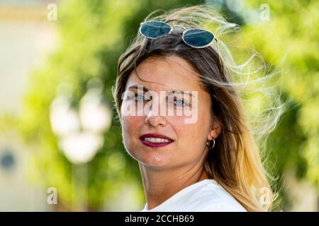 Nahaufnahme des Gesichts einer jungen Frau mit Sonnenbrille Der Kopf schaut gerade auf die Kamera Stockfoto