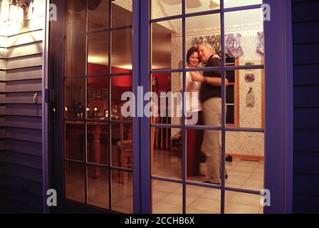 Glücklich verheiratetes Paar tanzen in ihrem Zuhause, USA (Jahrgang 2002) Stockfoto