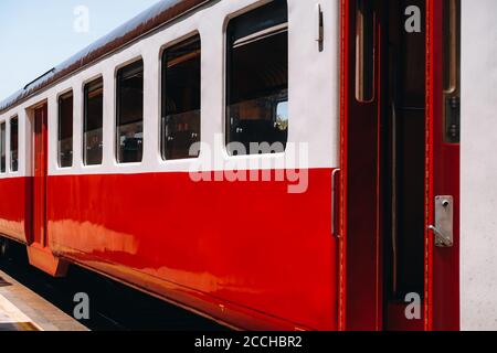 Bunte historische Zug im Tal des Flusses Douro, Portugal - Port Wine Vineyards Region Stockfoto