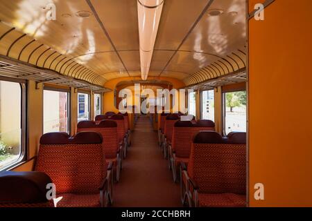 Bunte historische Zug im Tal des Flusses Douro, Portugal - Port Wine Vineyards Region Stockfoto