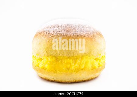 Brot mit Sahne und Zucker, brasilianischer Donut genannt "Bakery Dream", oder berlin Ball. Hintergrund isoliert auf weiß Stockfoto
