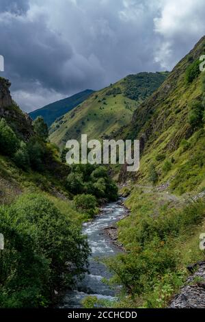 Der Gebirgsfluss Argun in Upper Khevsureti, Georgien Stockfoto