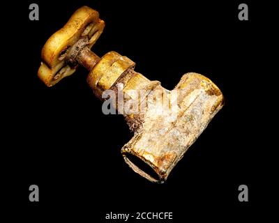 Wasserhahn mit einem Wasserhahn auf schwarzem Hintergrund. Stockfoto