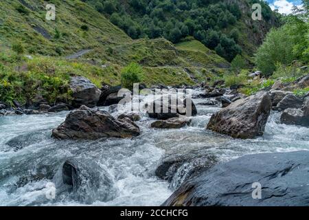 Der Gebirgsfluss Argun in Upper Khevsureti, Georgien Stockfoto