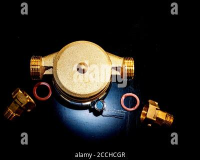Wasserzähler mit Gewindeanschluss für Muttern. Stockfoto