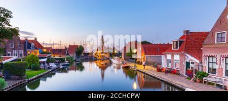 Hindeloopen, Friesland, Niederlande - 6. August 2020: Stadtbild malerisches Fischerdorf Hindeloopen am Abend in Friesland Niederlande Stockfoto