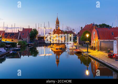 Hindeloopen, Friesland, Niederlande - 6. August 2020: Stadtbild malerisches Fischerdorf Hindeloopen am Abend in Friesland Niederlande Stockfoto