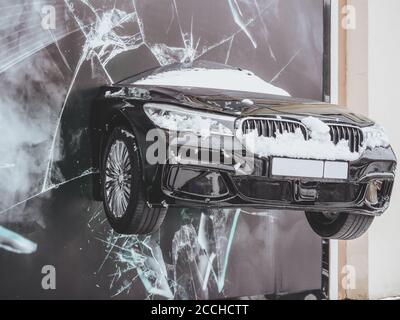 Sotschi, Russland - 24. Februar 2020. Dekorative Mock-up von Auto-Sticks aus einer schwarzen Wand mit Imitation von gebrochenem Glas. Casino-Gebäude Stockfoto