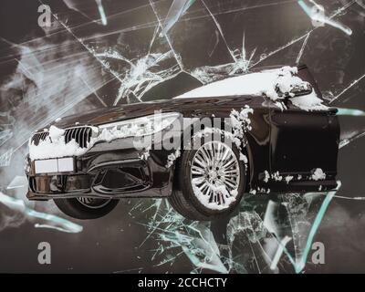 Sotschi, Russland - 24. Februar 2020. Die Vorderseite des schwarzen Autos ragt aus der schwarzen Wand. Dekoration. Casino-Gebäude Stockfoto