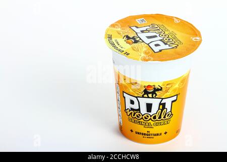 Unilever Curry Geschmack Pot Noodle auf weißem Hintergrund isoliert Stockfoto
