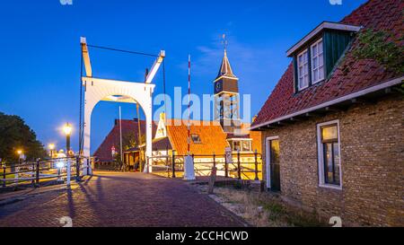 Hindeloopen, Friesland, Niederlande - 6. August 2020: Stadtbild malerisches Fischerdorf Hindeloopen am Abend in Friesland Niederlande Stockfoto