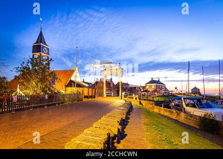 Hindeloopen, Friesland, Niederlande - 6. August 2020: Stadtbild malerisches Fischerdorf Hindeloopen am Abend in Friesland Niederlande Stockfoto