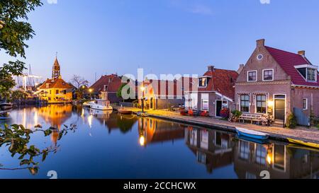 Hindeloopen, Friesland, Niederlande - 6. August 2020: Stadtbild malerisches Fischerdorf Hindeloopen am Abend in Friesland Niederlande Stockfoto