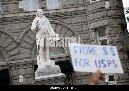 Eine Statue von Benjamin Franklin wird während eines Protestes gegen Änderungen des US-Postdienstes (USPS) vor dem Trump International Hotel in Washington, DC, am 22. August 2020 inmitten der Coronavirus-Pandemie gesehen - der Gründervater stellte sich zuerst einen amerikanischen nationalen Postdienst vor, Und seine Statue steht vor dem alten Postgebäude, das jetzt vom Hotel besetzt ist. Dutzende von Demonstranten mit MoveOn und anderen Gruppen versammelten sich am gleichen Tag im Gebäude des Alten Postamtes, das derzeit vom Trump International Hotel besetzt ist, Sprecherin Nancy Pelosi, in einem seltenen Schritt, genannt The Stockfoto