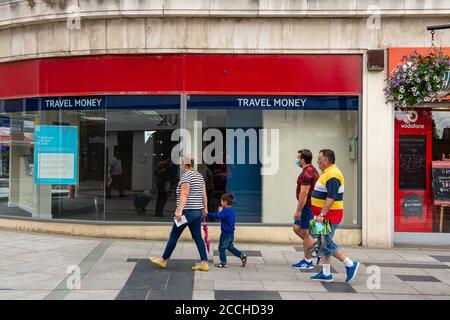 Slough, Berkshire, Großbritannien. August 2020. Der TUI Reisebüro-Shop in der Slough High Street hat geschlossen. Slough in Berkshire wurde von Public Health England und dem Department for Health and Social Care als Covid-19 „Problembereich“ benannt, nachdem die Zahl der Fälle in jüngster Zeit gestiegen ist. Quelle: Maureen McLean/Alamy Stockfoto