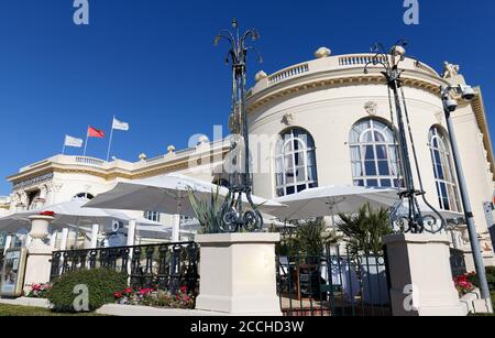 Brummel ist eine elegante Brasserie im berühmten Barri re Casino Deauville in der Normandie, Frankreich. Stockfoto