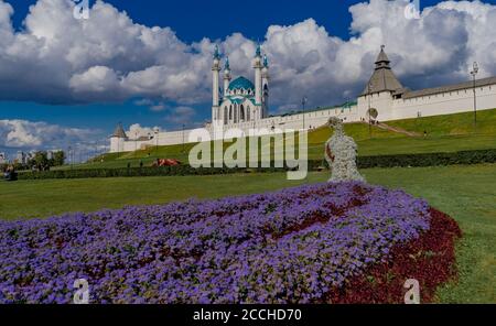 Der Kasaner Kreml im Sommer. Blumenschmuck im Vordergrund Stockfoto