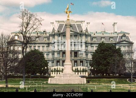 Eisenhower Executive Office Building, früher bekannt als das Old Executive Office Building, noch früher als das State, war, und Navy Building, Washington DC. Das Denkmal ist das First Division Monument für Veteranen der First Division der US Army. Fotografiert Im März 2006. Stockfoto