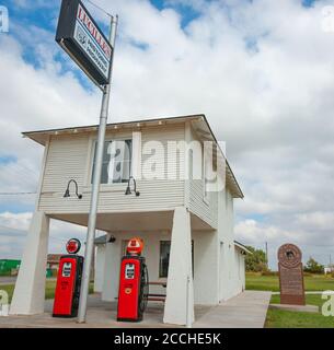 Hydro USA September 10 2015; Phillips-Pumpe in Lucille's Service Station, einer klassischen und historischen Tankstelle an der Route 66 in der Nähe von Hydro Stockfoto