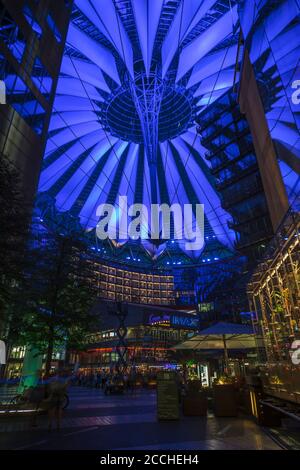 Sony Center, Berlin, bei Nacht Stockfoto