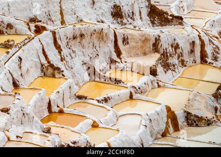 Salzteiche in Maras, Peru. Seit der Zeit vor der Inka wurde in Maras Salz gewonnen, indem Salzwasser aus einem lokalen unterirdischen Bach verdunstet wurde. Stockfoto