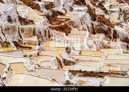 Salzteiche in Maras, Peru. Seit der Zeit vor der Inka wurde in Maras Salz gewonnen, indem Salzwasser aus einem lokalen unterirdischen Bach verdunstet wurde. Stockfoto