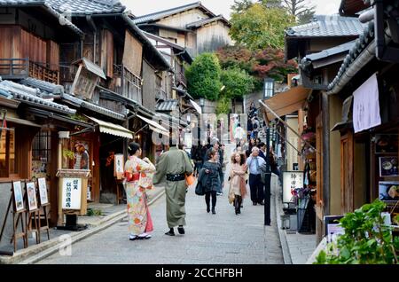 Touristen in den gepflasterten Straßen Ninen-zaka und Sannen-zaka in Gion, Altstadt von Kyoto Stockfoto