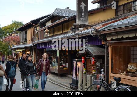 Touristen in den gepflasterten Straßen Ninen-zaka und Sannen-zaka in Gion, Altstadt von Kyoto Stockfoto