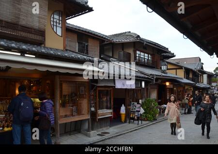 Touristen in den gepflasterten Straßen Ninen-zaka und Sannen-zaka in Gion, Altstadt von Kyoto Stockfoto